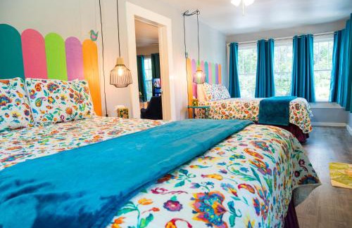 Davis House | The Bluebird Cottage Style Cabin with Hot Tub near Turner Falls and Casinos