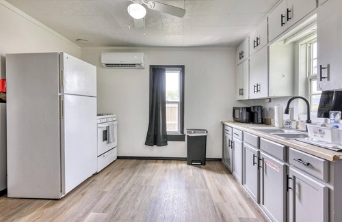 Joplin House | The Bluebird: Modern 1 Bed, Large Peaceful Yard