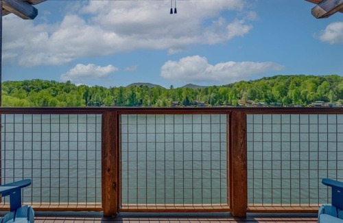 Landrum Apartment | The Boathouse: An adorable studio, with a kayak, right on Lake Lanier!