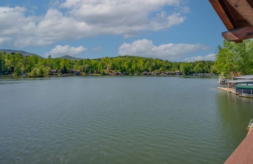 Landrum Apartment | The Boathouse: An adorable studio, with a kayak, right on Lake Lanier!