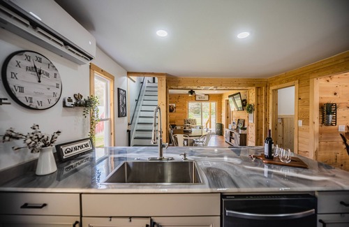 Logan House | The Boch Hollow Farmhouse at Hocking Hills Hideaway Acres