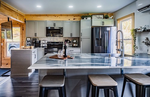 Logan House | The Boch Hollow Farmhouse at Hocking Hills Hideaway Acres