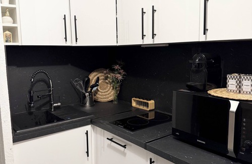 Vaulx En Velin Village Apartment | The bohemian suite 4pers with terrace