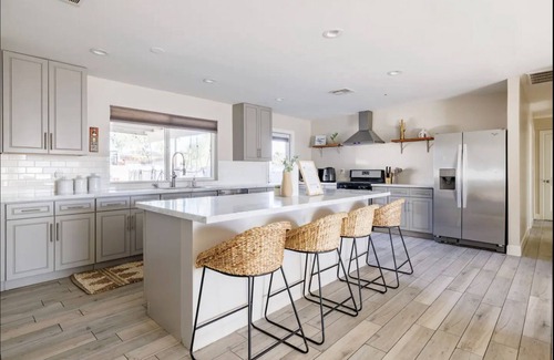 Cox Heights House | The Boho Babe: 5 Minutes away from Old Town, Golfing, & Hiking w/a Pool & Spa