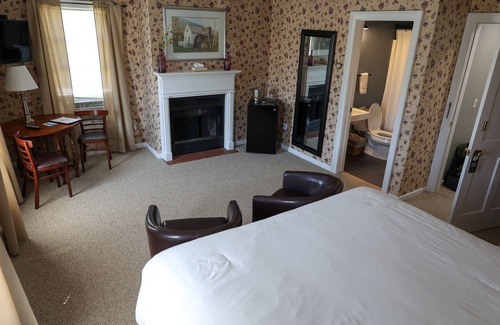 Warrensburg Hotel | The Bond Inn Room #6