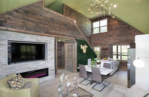 Sevierville Cabin | The Boujee Bear | MTN View, Hot Tub, Foosball!