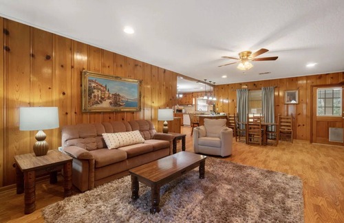 Hattiesburg House | The Brady Bunch House: 6 Bedrooms/4 Bathrooms/Game Room and Screened Porch!