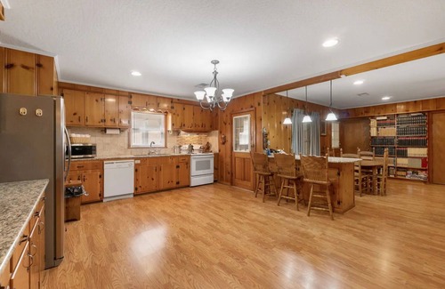 Hattiesburg House | The Brady Bunch House: 6 Bedrooms/4 Bathrooms/Game Room and Screened Porch!
