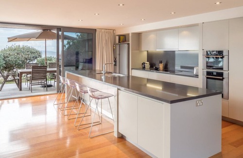 Whangapoua Cottage | The Breakers - Whangapoua Executive Holiday Home