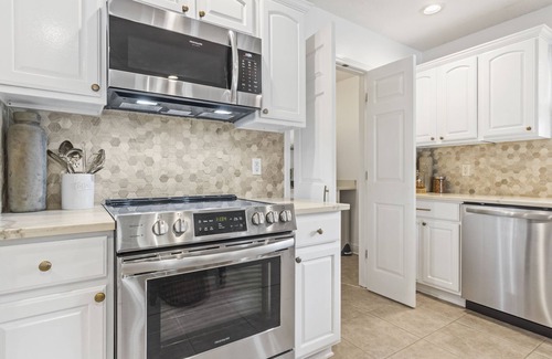 Biloxi House | The Breathe Easy - perfect location in Ocean Springs. Walk to downtown & beach!