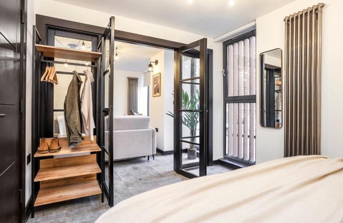 Old Town Apartment | The Brewers Rooms Contemporary Aparthotel