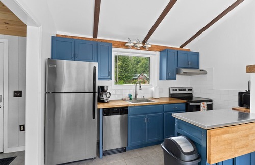 Jeffersonville House | The Brewster Riverfront w/deck, close to exploring