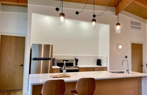 McArthur Cabin | The Briar House-a modern, stylish, spacious romantic cabin w/hot tub & trails!