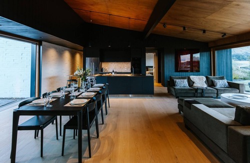Wanaka House | The Brick House - Stunning Lake Views - Sleeps 10