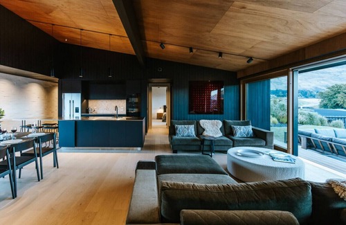 Wanaka House | The Brick House - Stunning Lake Views - Sleeps 10