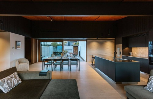 Wanaka House | The Brick House - Stunning Lake Views - Sleeps 10