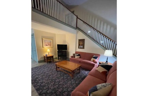 Nauvoo House | The Brickhouse in Nauvoo Sleeps 18!