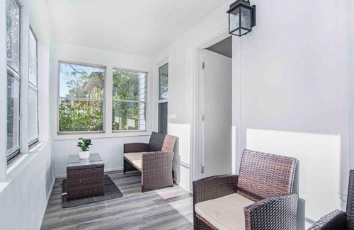 Nelson House | The Bright Side Bungalow Downtown*MFoam Mattresses