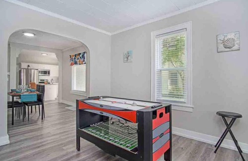 Nelson House | The Bright Side Bungalow Downtown*MFoam Mattresses