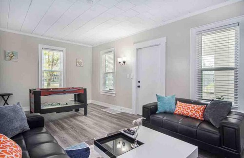 Nelson House | The Bright Side Bungalow Downtown*MFoam Mattresses