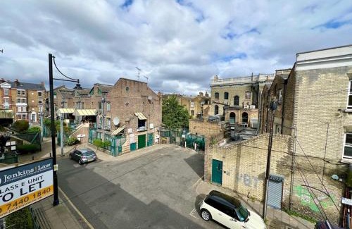 Coldharbour Apartment | The Brixton Vining Street 4-Bed Urban Retreat BT7