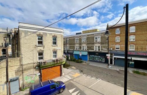 Coldharbour Apartment | The Brixton Vining Street 4-Bed Urban Retreat BT7