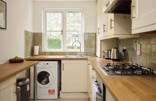West Brompton Apartment | The Brompton Park Escape– Bright 2BDR Flat + Patio