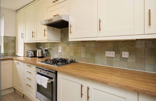 West Brompton Apartment | The Brompton Park Escape– Bright 2BDR Flat + Patio