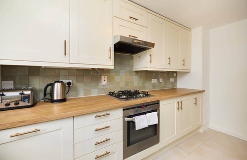 West Brompton Apartment | The Brompton Park Escape– Bright 2BDR Flat + Patio