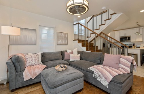 Hillsboro West End Condo | The Bryant★Hillsboro Village-walk to Vandy★Free Parking. 9 mins to downtown!