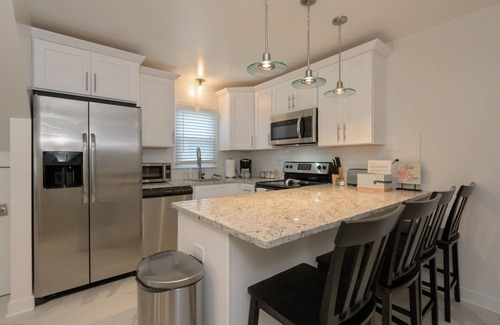 Hillsboro West End Condo | The Bryant★Hillsboro Village-walk to Vandy★Free Parking. 9 mins to downtown!