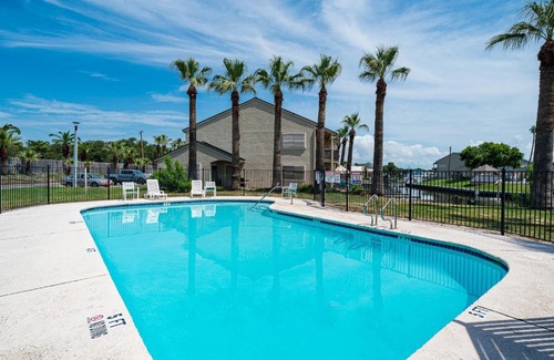Harbor Oaks Apartment | The BS Lake House