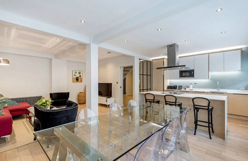 Queen's Gate Apartment | The Buckingham and Lloyds Apartment