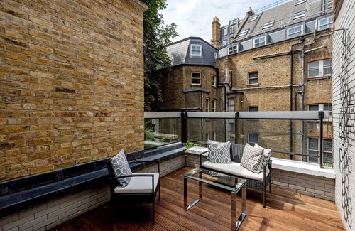 Queen's Gate Apartment | The Buckingham and Lloyds Apartment