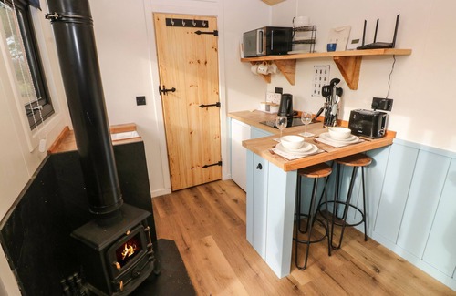 Cosheston Cottage | THE BUMBLEBEE, pet friendly, with open fire in Lamphey