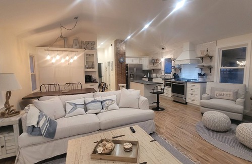 Mansfield Depot House | The Bungalow at Eagleville Lake nUnder 3 miles to UCONN!