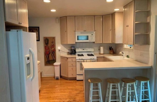 Southampton House | " The Bungalow" Southampton Village - walk to town, train, Jitney