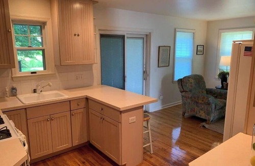 Southampton House | " The Bungalow" Southampton Village - walk to town, train, Jitney
