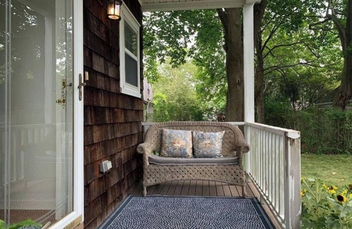 Southampton House | " The Bungalow" Southampton Village - walk to town, train, Jitney