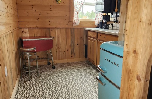 Stevensville Cabin | The Bunkhouse nTiny home with a farm feel.with WiFi,and AC.