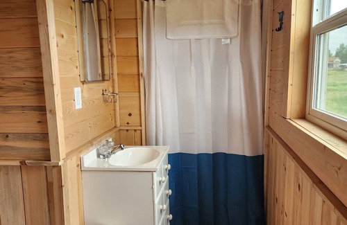 Stevensville Cabin | The Bunkhouse nTiny home with a farm feel.with WiFi,and AC.