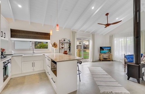 Wamberal Cottage | The Bunkie, close to beach and local shops.