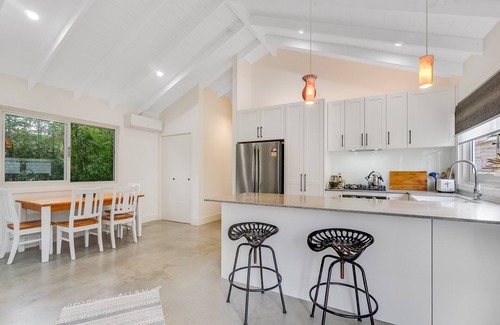 Wamberal Cottage | The Bunkie, close to beach and local shops.