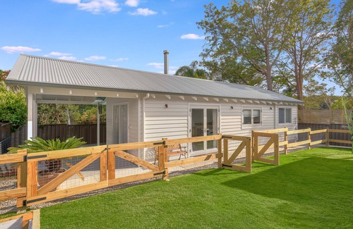 Wamberal Cottage | The Bunkie, close to beach and local shops.