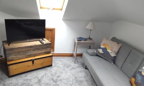 Stoke Gabriel House | The Burrows (ladybird lodgings)