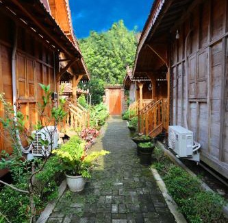 Mertoyudan House | The Cabin Corner