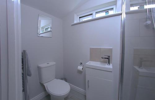 Donadea Apartment | The Cabin @ Willowmere (Garden Log Cabin)