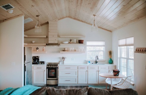 Kildare House | The Cabins at Ivey Acres THREE LUXURY CABINS ON 50 ACRES IN THE PINEY WOODS