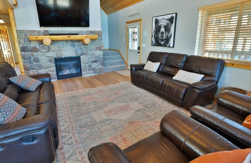 Garden City House | The Cambry - 4 Bdrm + Loft. Stunning Views from a Large Deck with seating & BBQ Grill