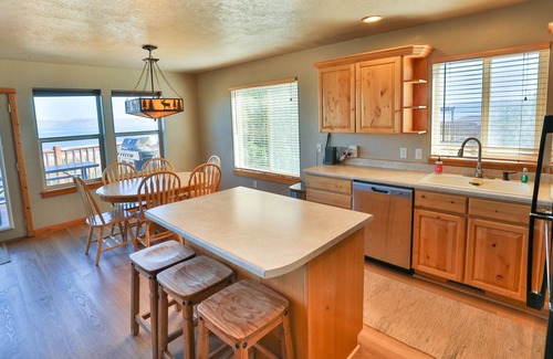 Garden City House | The Cambry - 4 Bdrm + Loft. Stunning Views from a Large Deck with seating & BBQ Grill